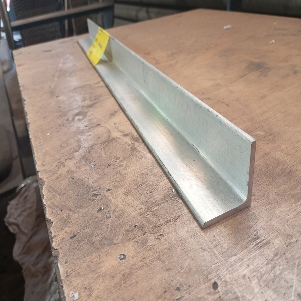 Уголок алюминиевый